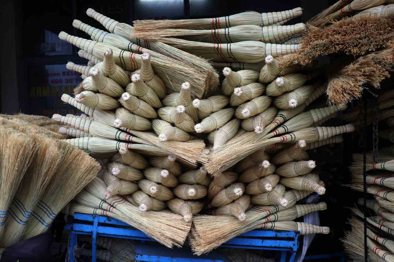 Bir zamanların vazgeçilmeziydi, şimdi yok oluyor: Ot süpürgelerde son ustalar
