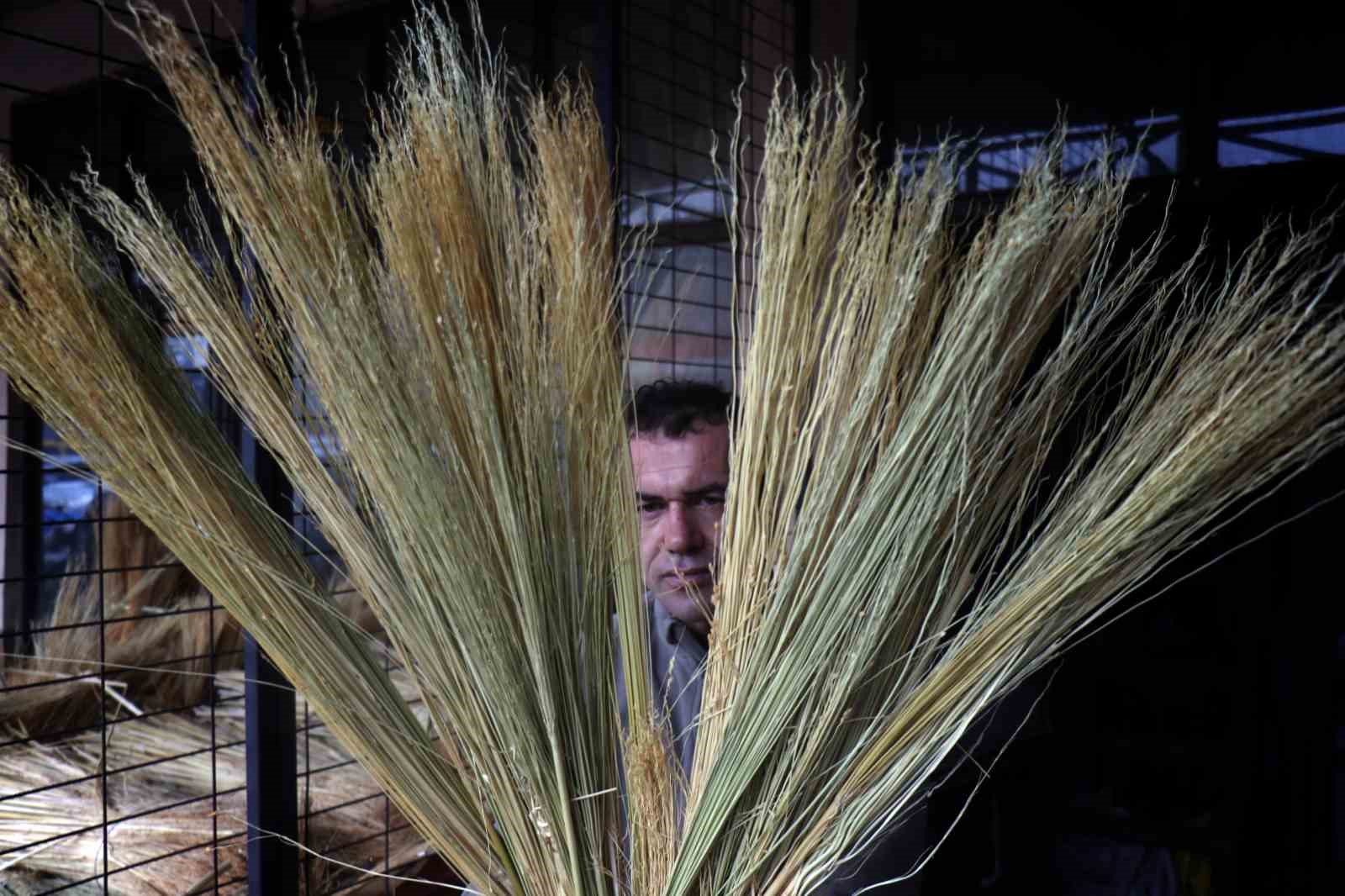 Bir zamanların vazgeçilmeziydi, şimdi yok oluyor: Ot süpürgelerde son ustalar
