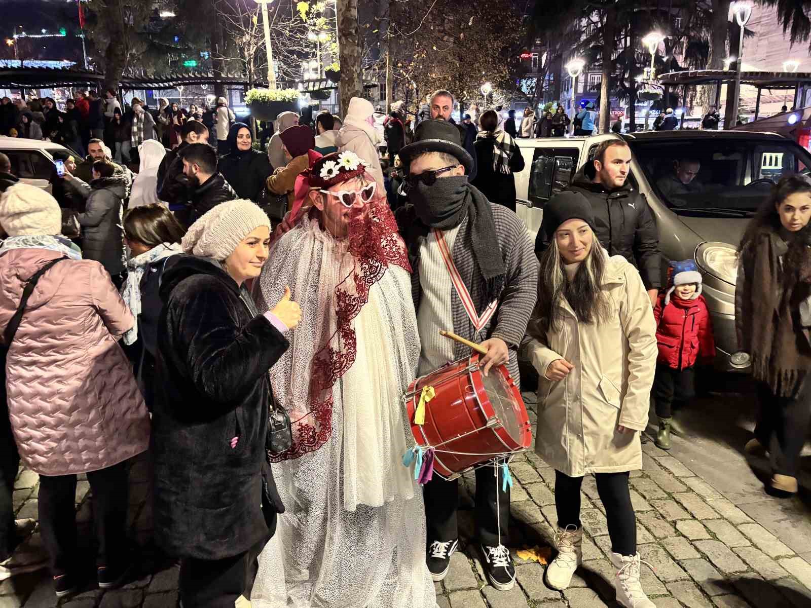 Birbirinden ilginç kostümlerle Kalandar geleneği yaşatıldı
