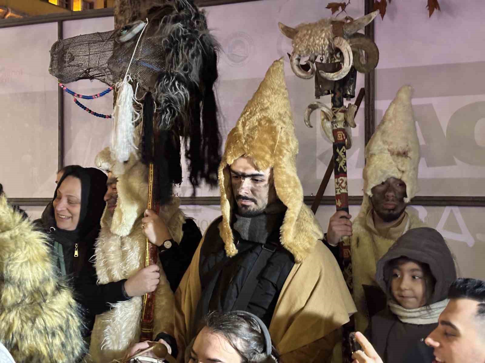 Birbirinden ilginç kostümlerle Kalandar geleneği yaşatıldı
