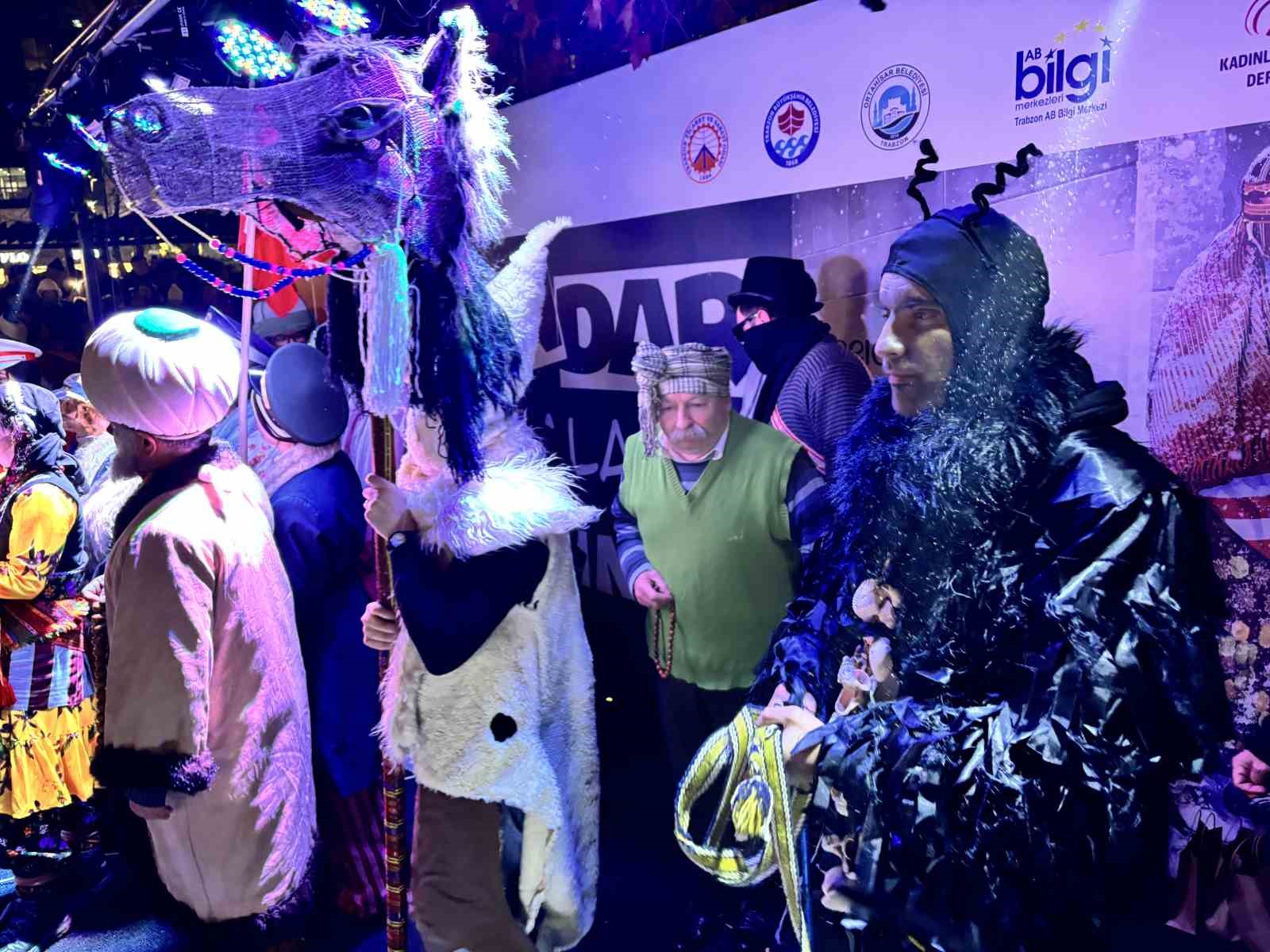 Birbirinden ilginç kostümlerle Kalandar geleneği yaşatıldı
