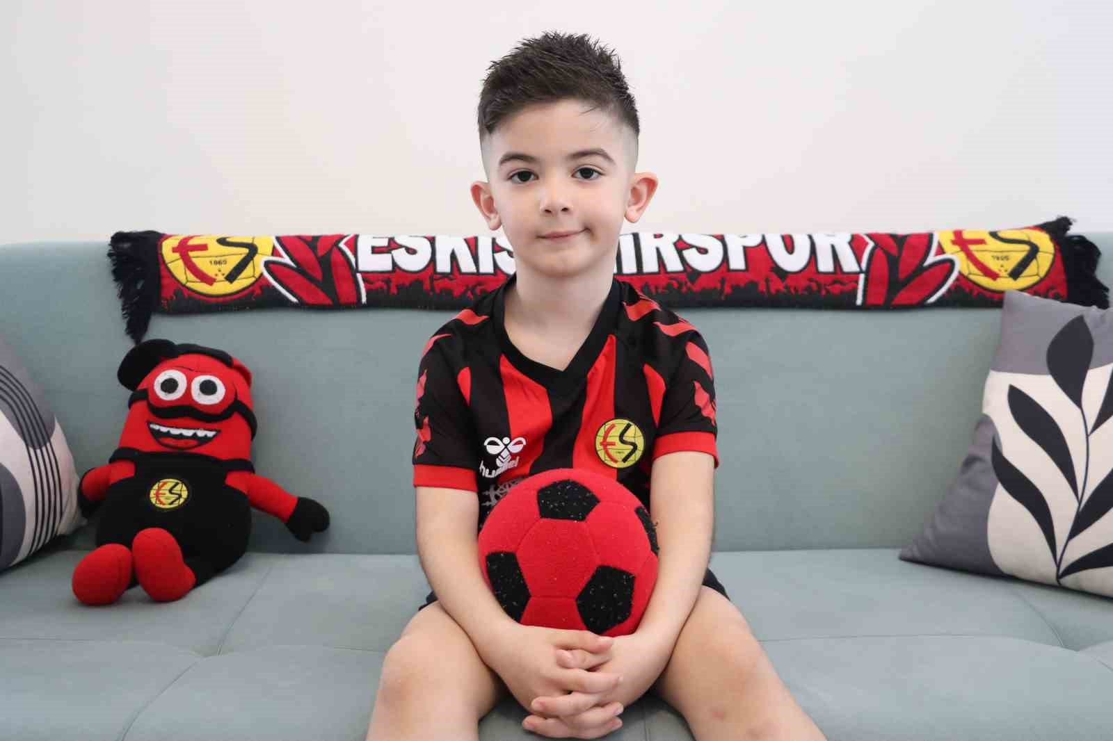 Biriktirdiği tüm parasını şampiyonluk için bağışladı
