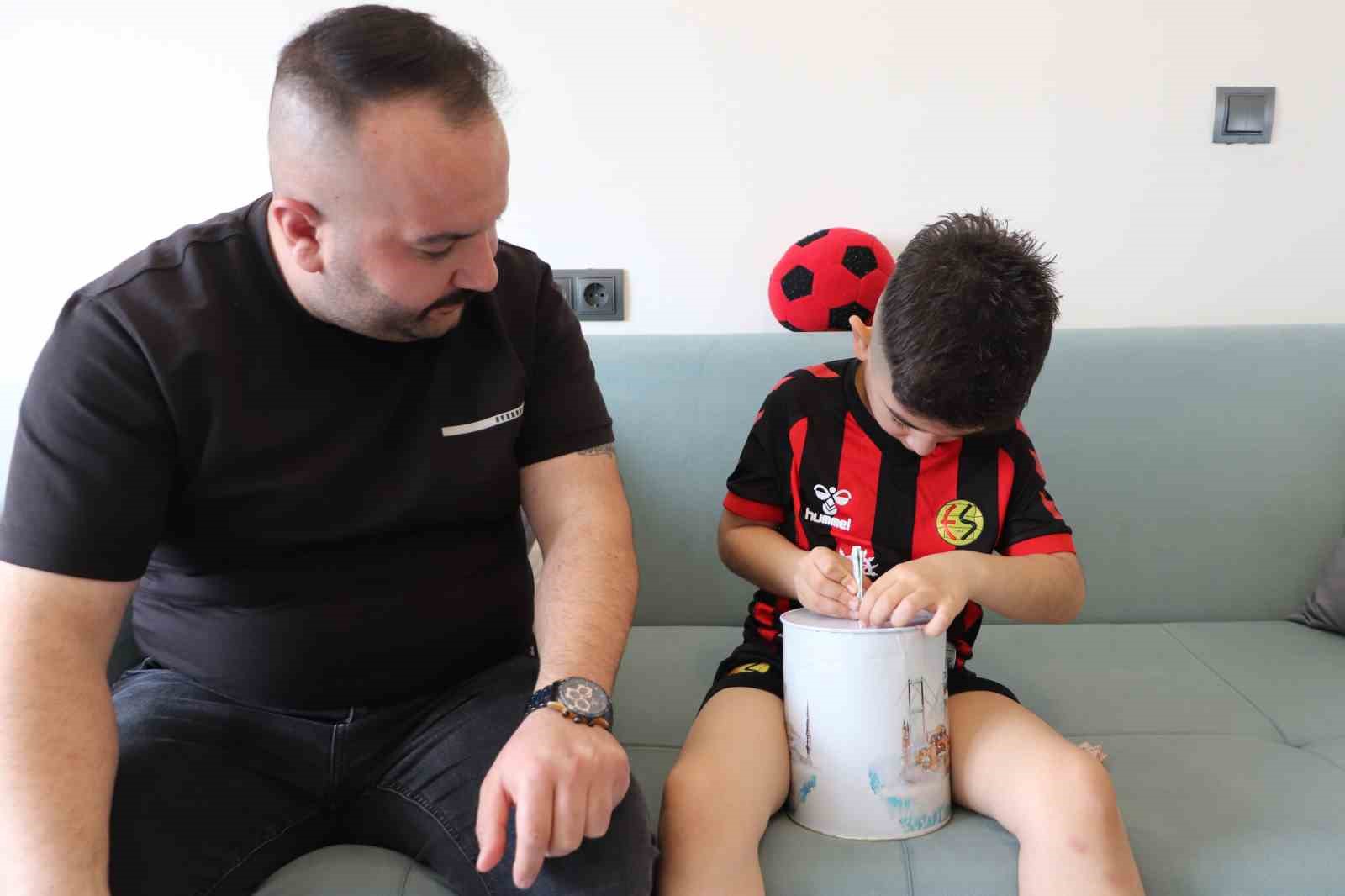 Biriktirdiği tüm parasını şampiyonluk için bağışladı
