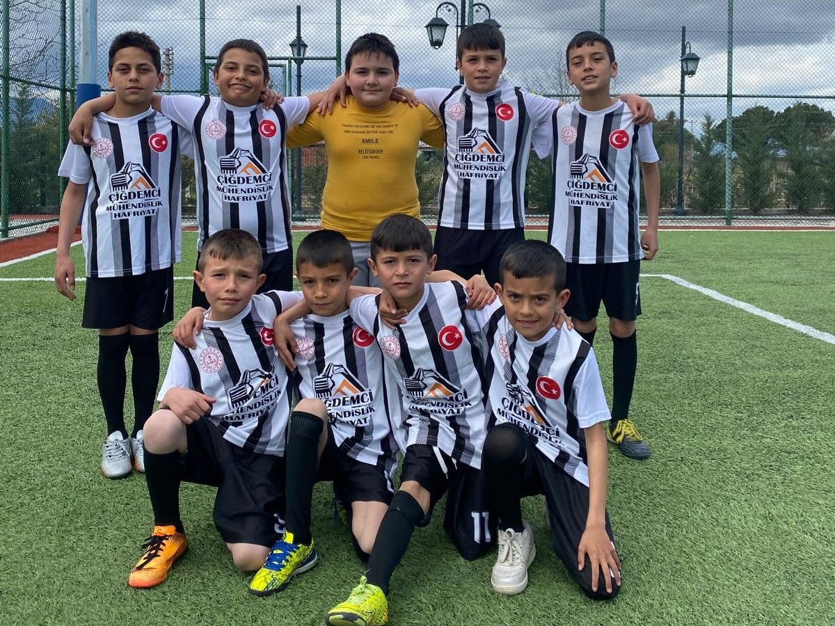 Birleştirilmiş sınıf takımı zirveye koşuyor
Birleştirilmiş sınıf takımı zirveye koşuyor