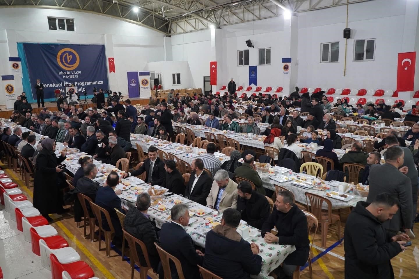 Birlik Vakfı iftarda bir araya geldi
Birlik Vakfı iftarda bir araya geldi