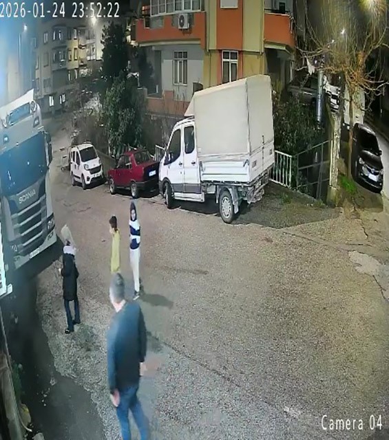 Birlikte alkol alırken tartıştığı arkadaşını ayrıldıktan sonra çağırıp bıçakla ağır yaraladı
Birlikte alkol alırken tartıştığı arkadaşını ayrıldıktan sonra çağırıp bıçakla ağır yaraladı