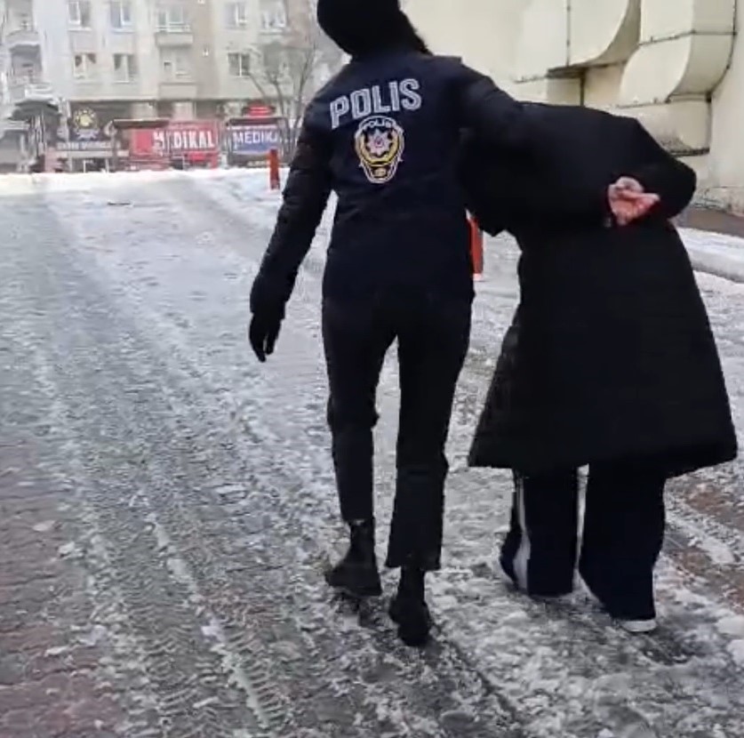 Birlikte oldukları iş adamlarının görüntülerini kaydederek şantaj yapan çete çökertildi
