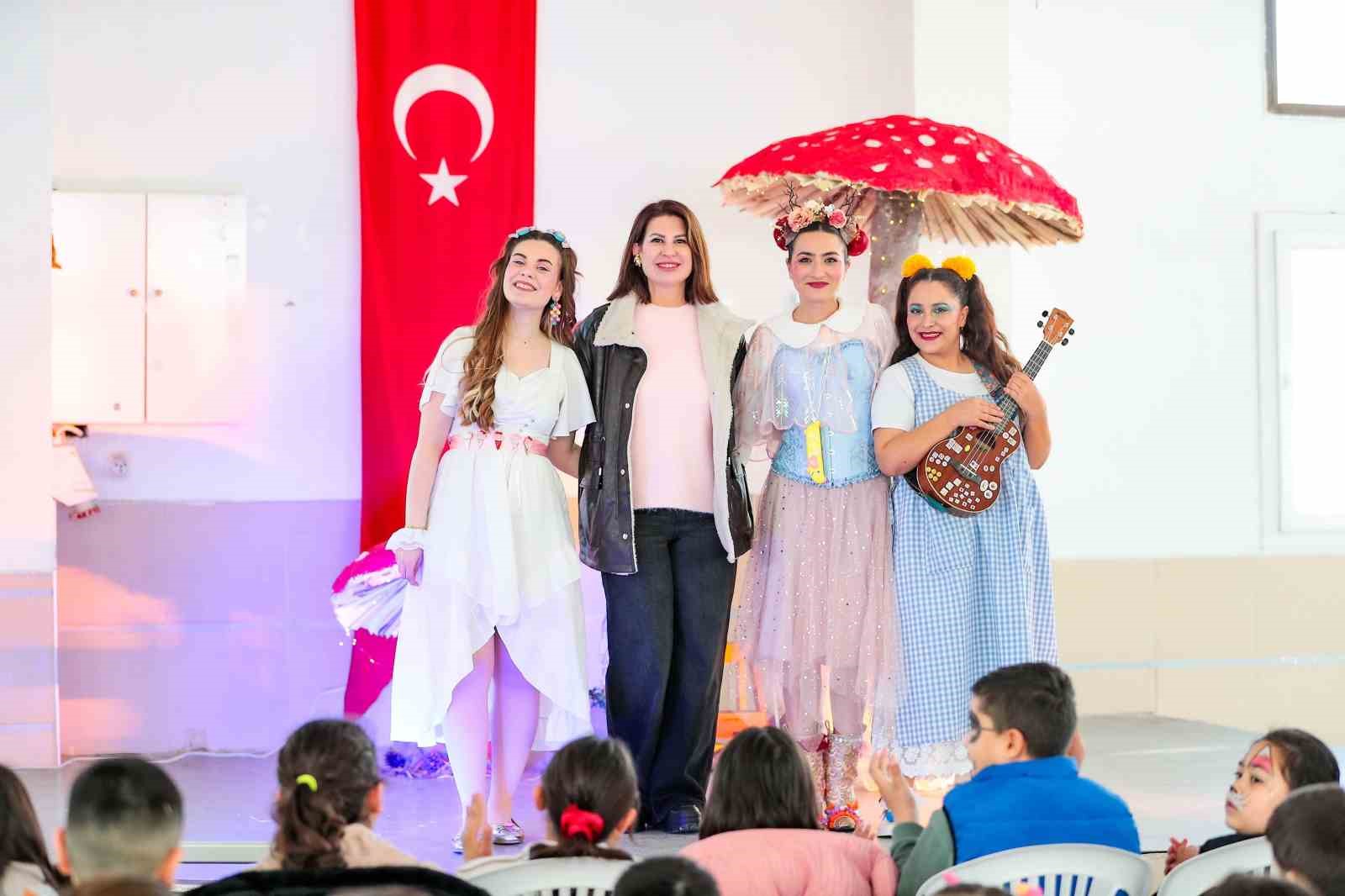 Birlikte parlayalım minik izleyicileriyle buluşuyor
Birlikte parlayalım minik izleyicileriyle buluşuyor