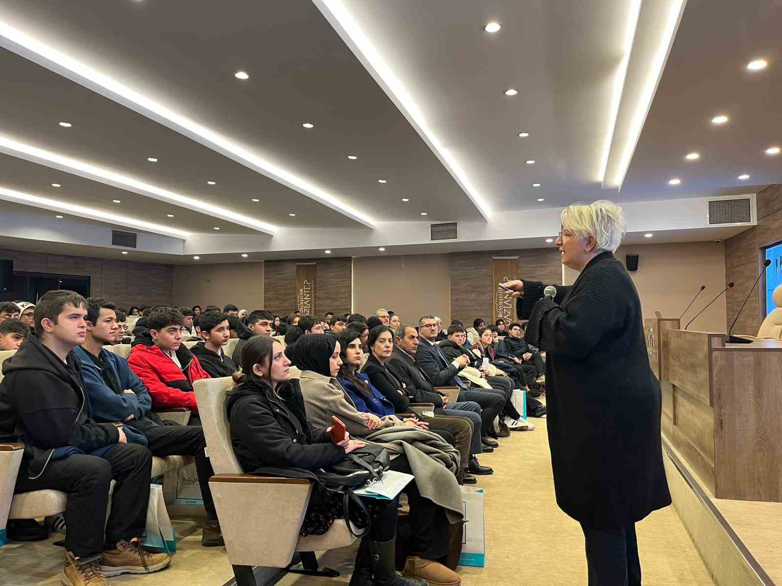 Biruni Üniversitesi, YÖK’ün ‘Bilim Kafe’ etkinlikleriyle 6 ilde gençlerle buluştu
