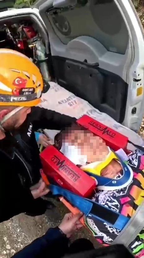 Bisiklet sürücüsü 10 metrelik şarampole yuvarlandı
