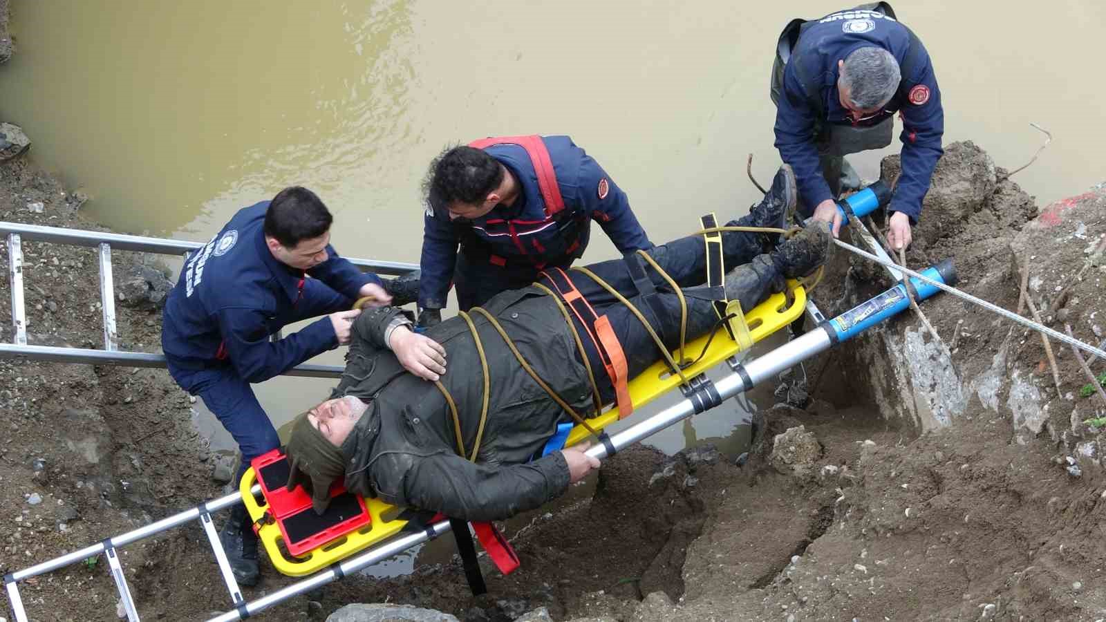 Bisikletiyle ırmağa düşen vatandaş kurtarıldı
