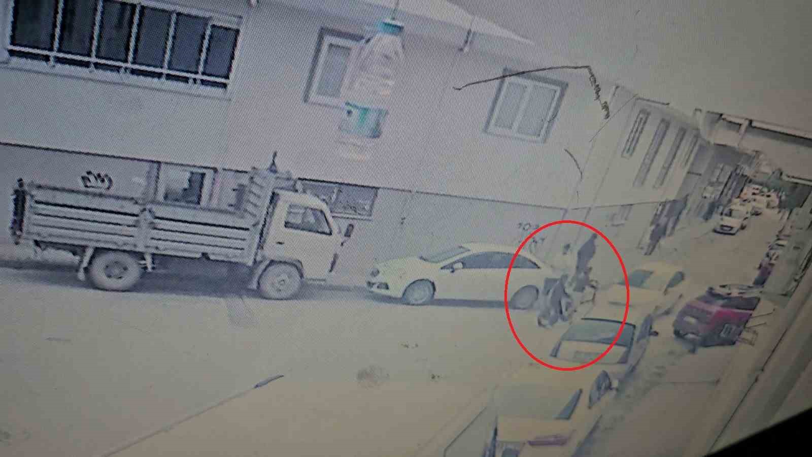 Bisikletli çocuklar otomobille böyle çarpıştı, kaza anı kamerada
