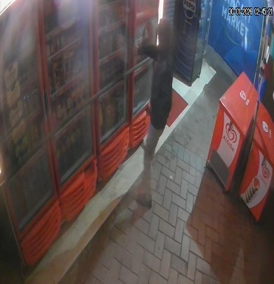 Bisikletli magandalar sürücülerin kabusu oldu: Araçların lastiklerini kesip tuvalete zarar verdiler
