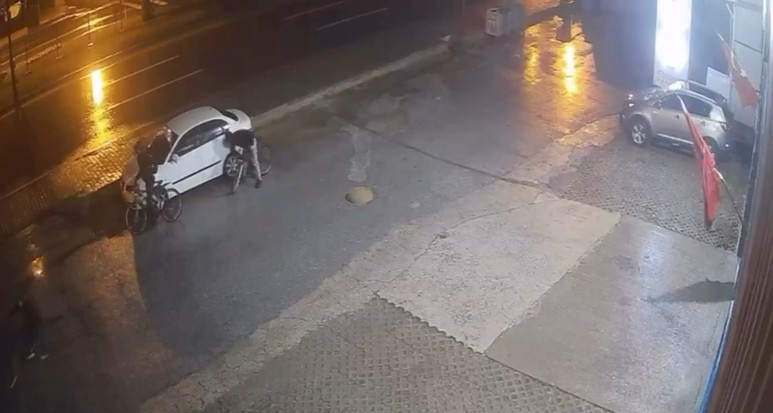 Bisikletli magandalar sürücülerin kabusu oldu: Araçların lastiklerini kesip tuvalete zarar verdiler
