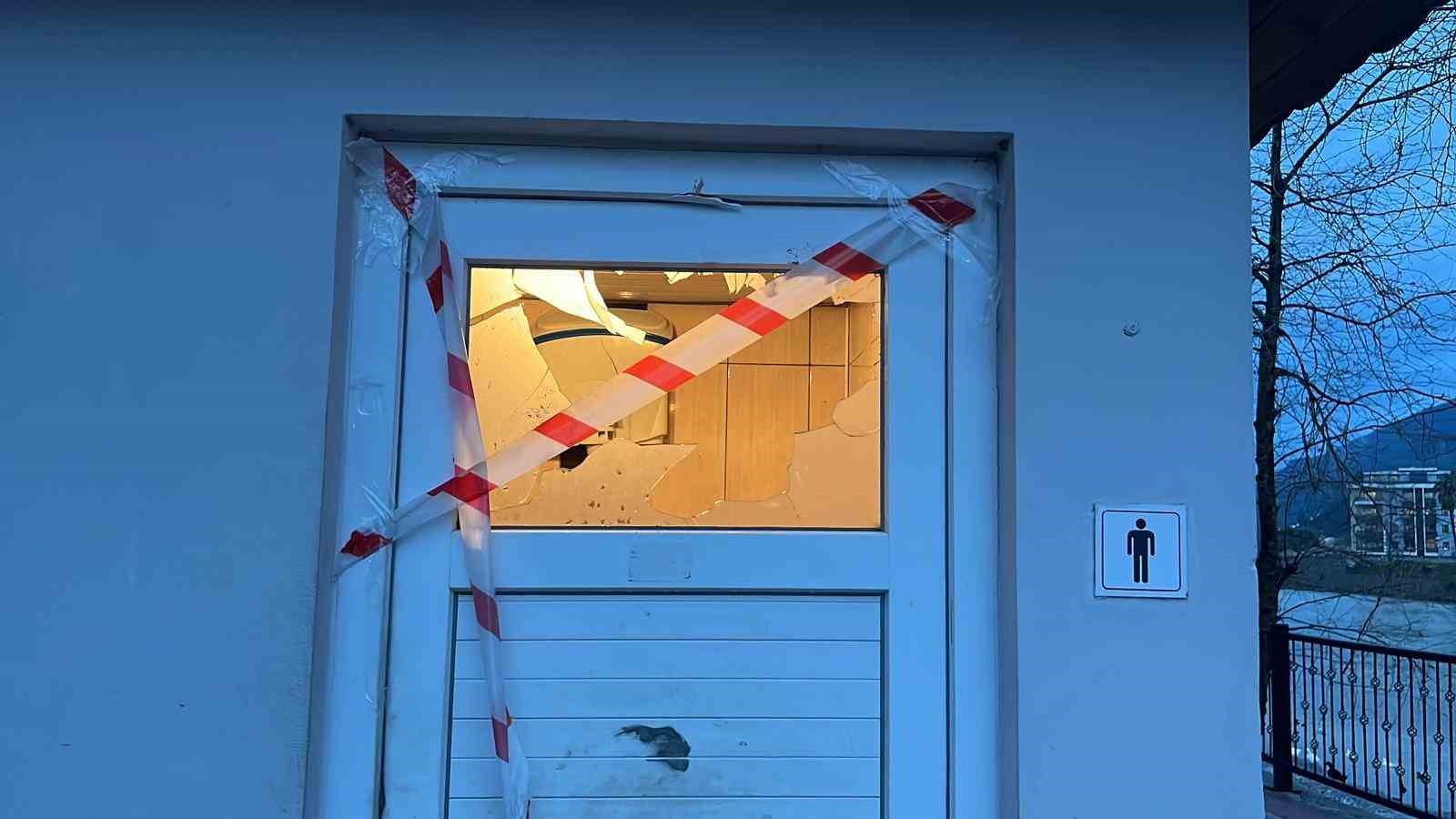 Bisikletli magandalar sürücülerin kabusu oldu: Araçların lastiklerini kesip tuvalete zarar verdiler
