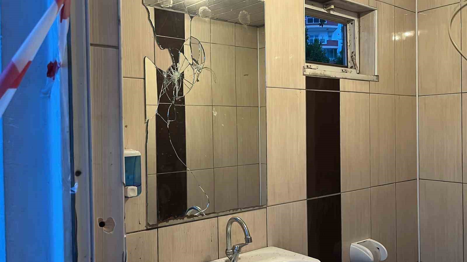 Bisikletli magandalar sürücülerin kabusu oldu: Araçların lastiklerini kesip tuvalete zarar verdiler
