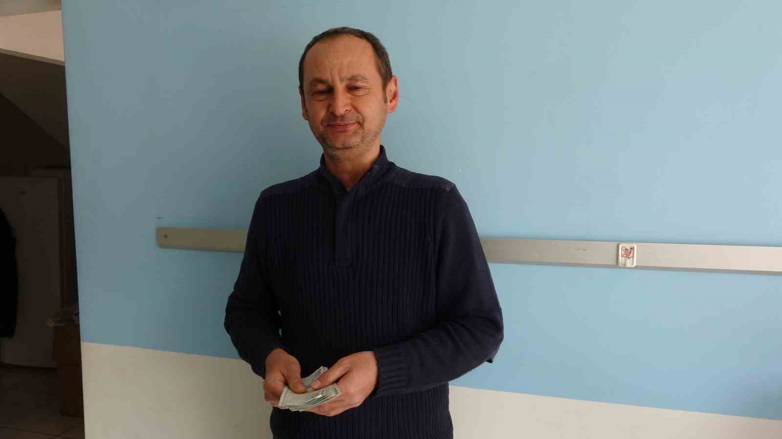 Bisikletli vatandaşın cebinden paralar yola saçıldı, duyarlı esnaf toplayıp sahibini beklemeye başladı
