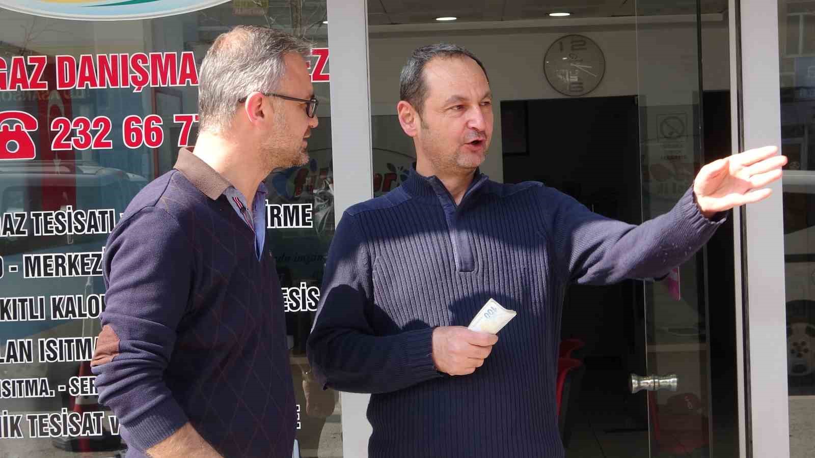 Bisikletli vatandaşın cebinden paralar yola saçıldı, duyarlı esnaf toplayıp sahibini beklemeye başladı
