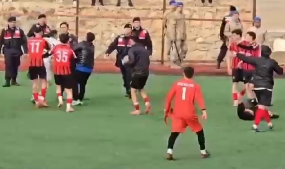 Bitiş düdüğü ile birlikte yeşil saha ringe döndü
