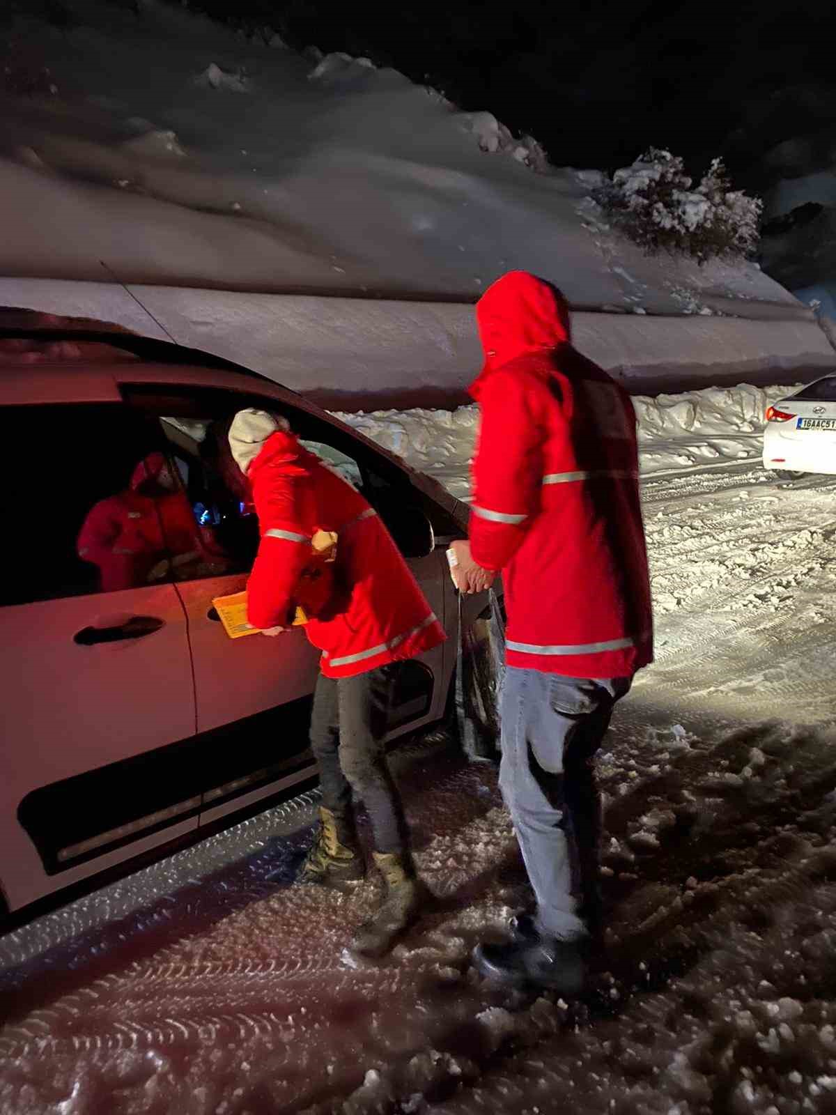 Bitlis-Baykan yolu ulaşıma kapandı, 3 saat sonra kontrollü açıldı
