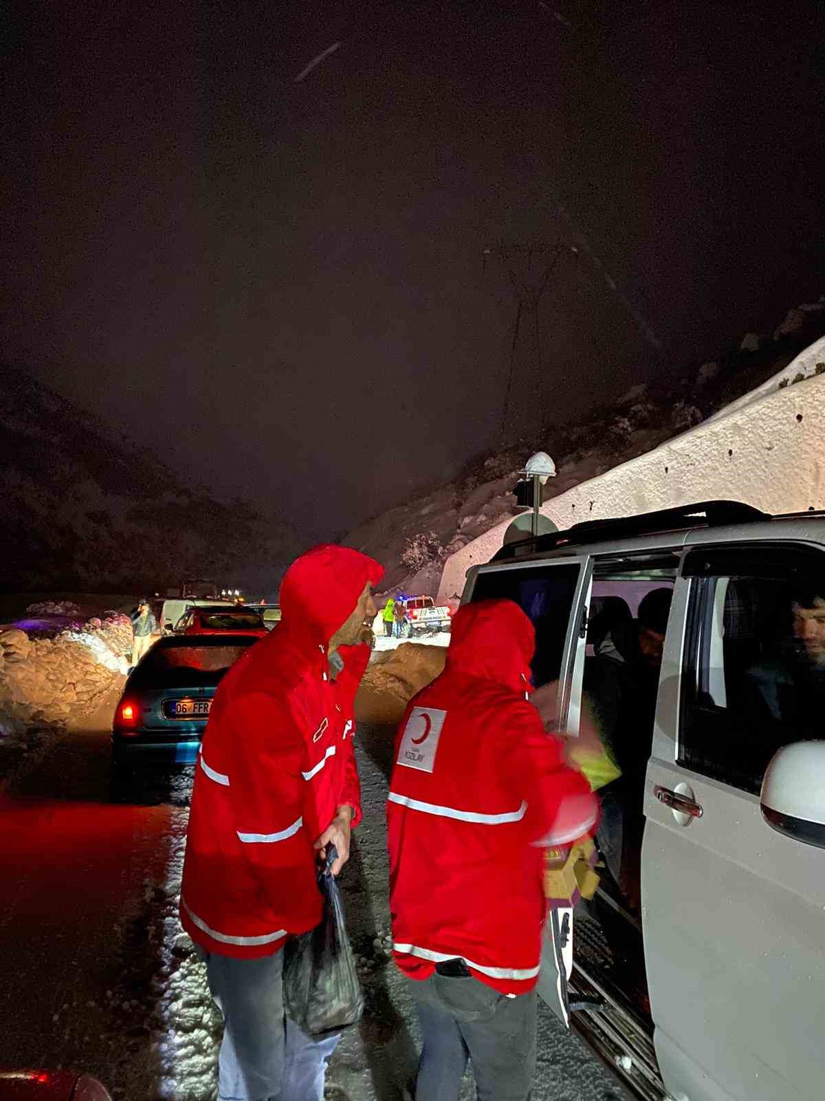 Bitlis-Baykan yolu ulaşıma kapandı, 3 saat sonra kontrollü açıldı
