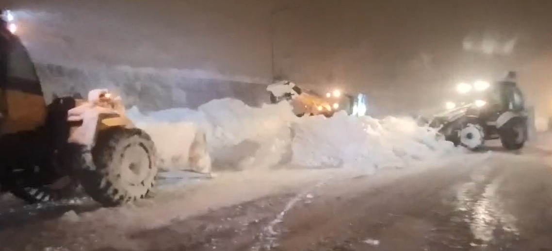 Bitlis çevre yolunda düşen çığın altında kalan tanker sürücüsü kurtarıldı

