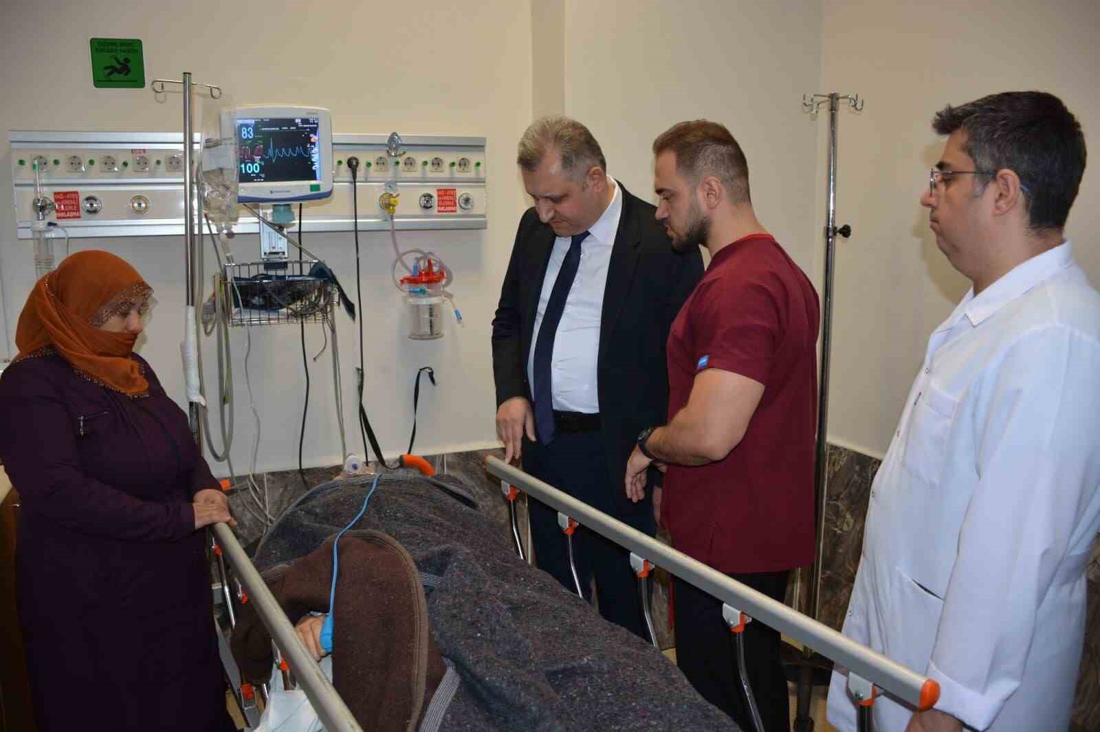 Bitlis İl Sağlık Müdürü Ergene’den hastanede tedavi gören yaralılara ziyaret
