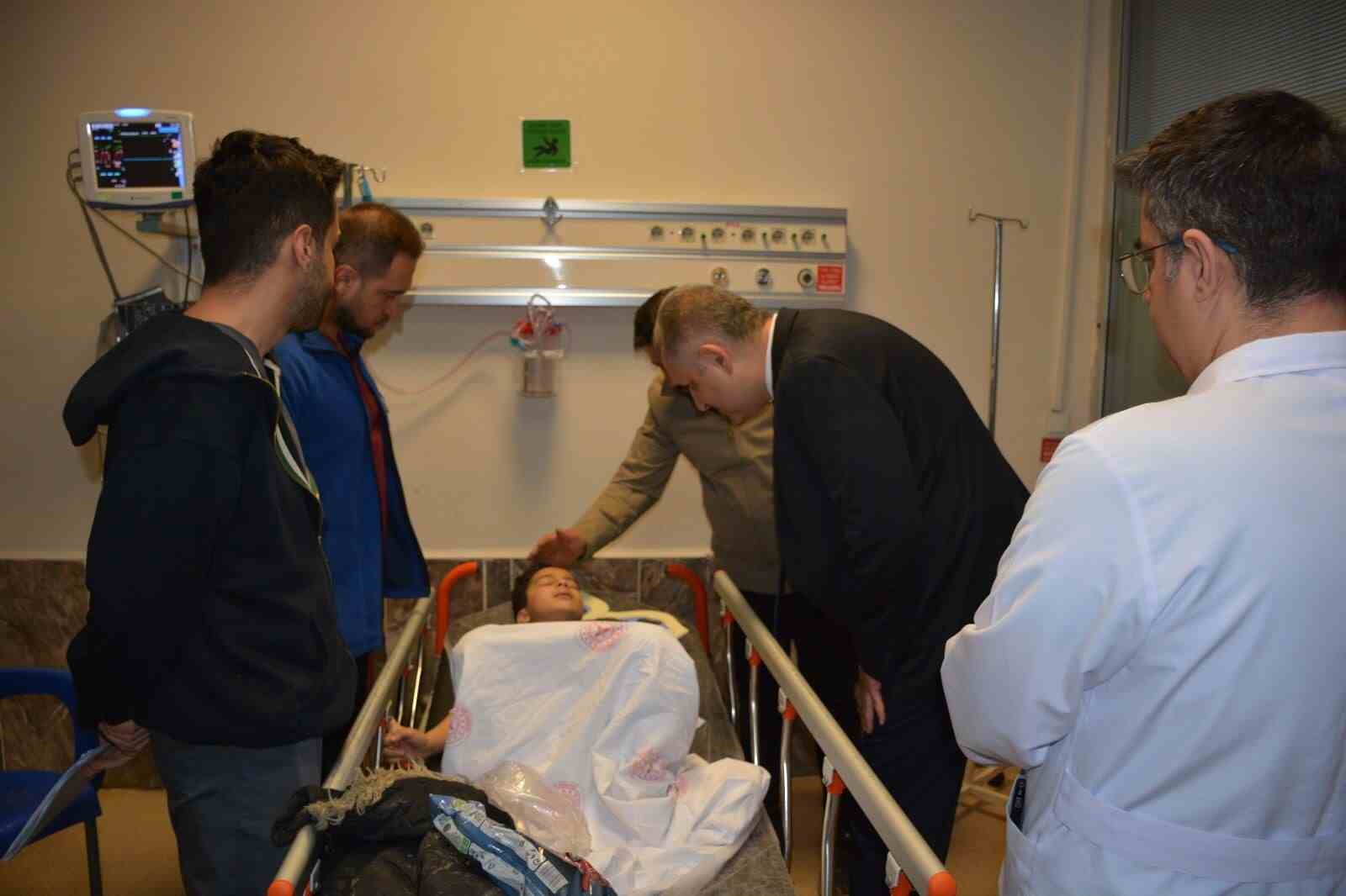 Bitlis İl Sağlık Müdürü Ergene’den hastanede tedavi gören yaralılara ziyaret
