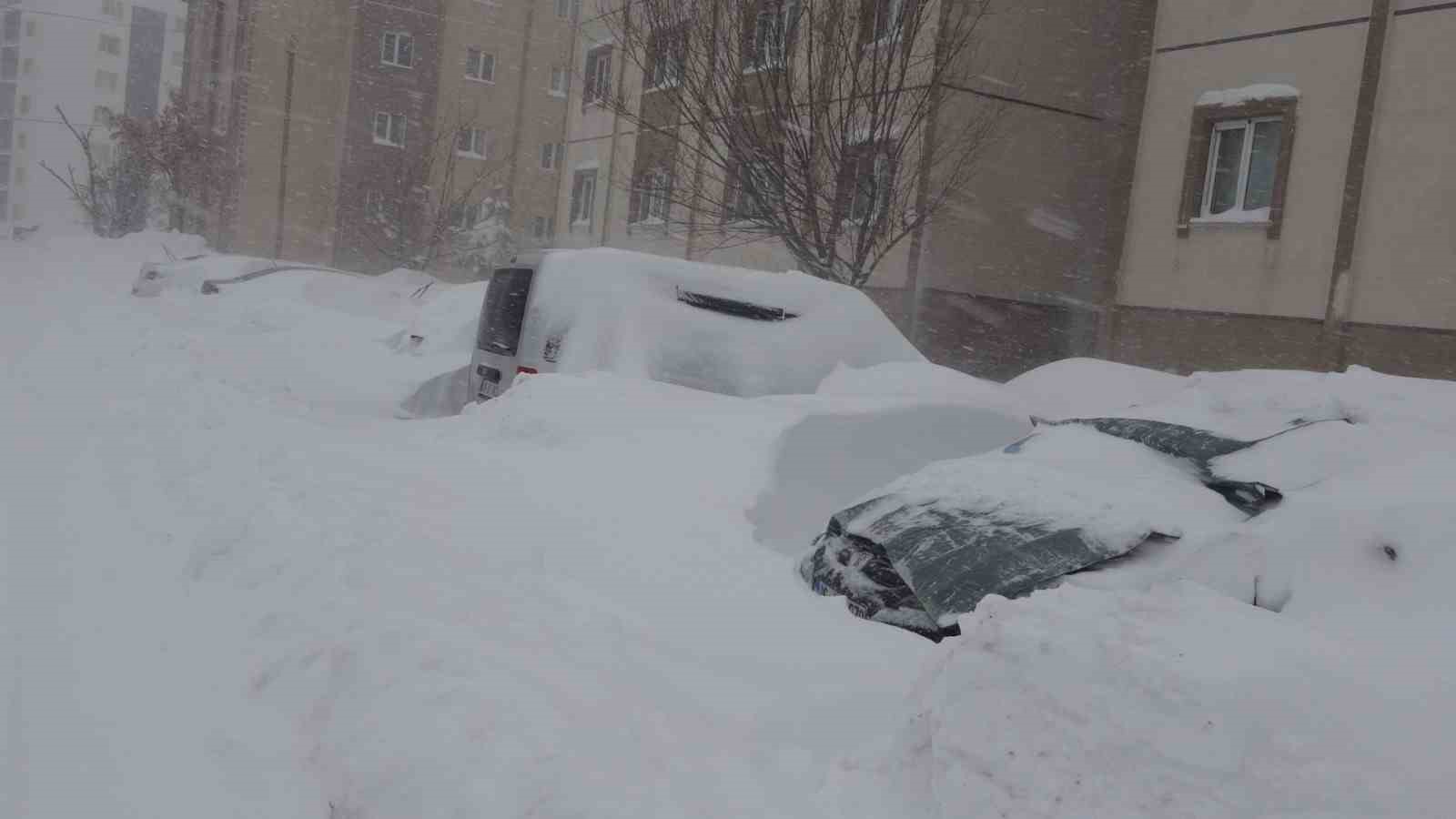 Bitlis kara gömüldü, 335 köy yolu kapalı
