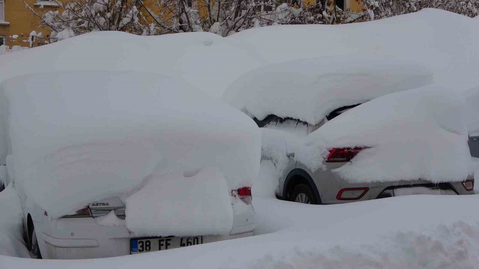 Bitlis mart ayında kara gömüldü
