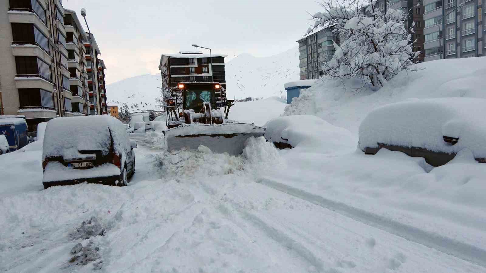 Bitlis mart ayında kara gömüldü
