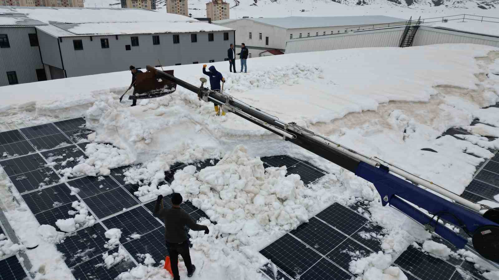 Bitlis OSB’deki çatıda kar yüküne karşı vinçli çözüm
