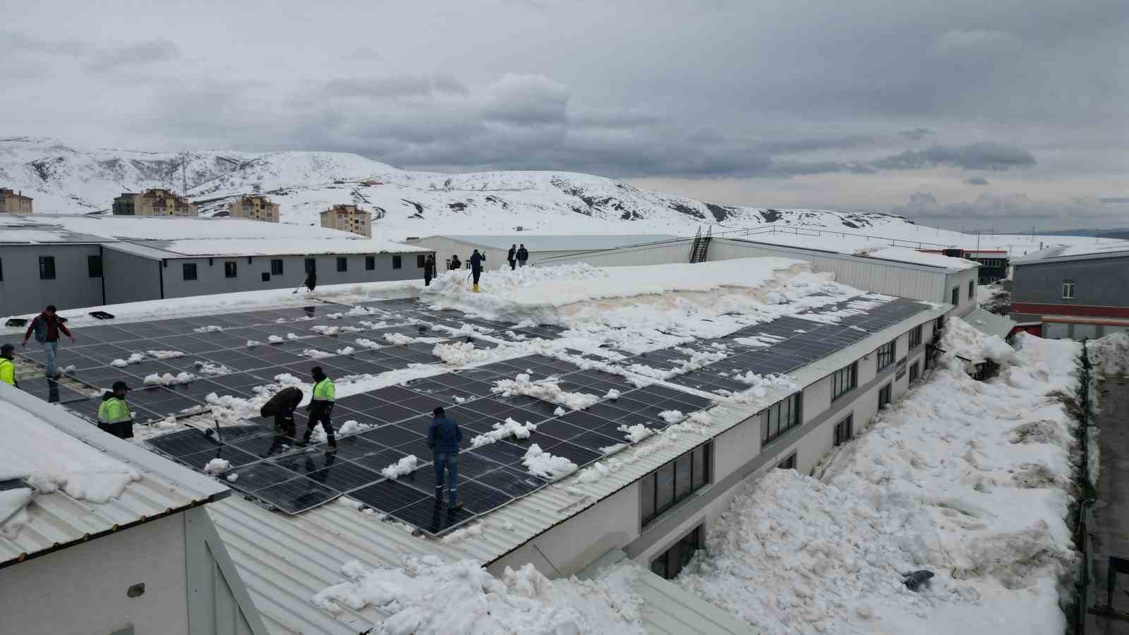 Bitlis OSB’deki çatıda kar yüküne karşı vinçli çözüm
