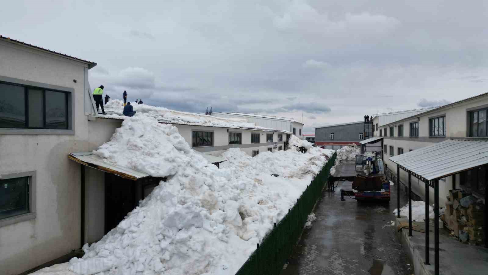 Bitlis OSB’deki çatıda kar yüküne karşı vinçli çözüm
