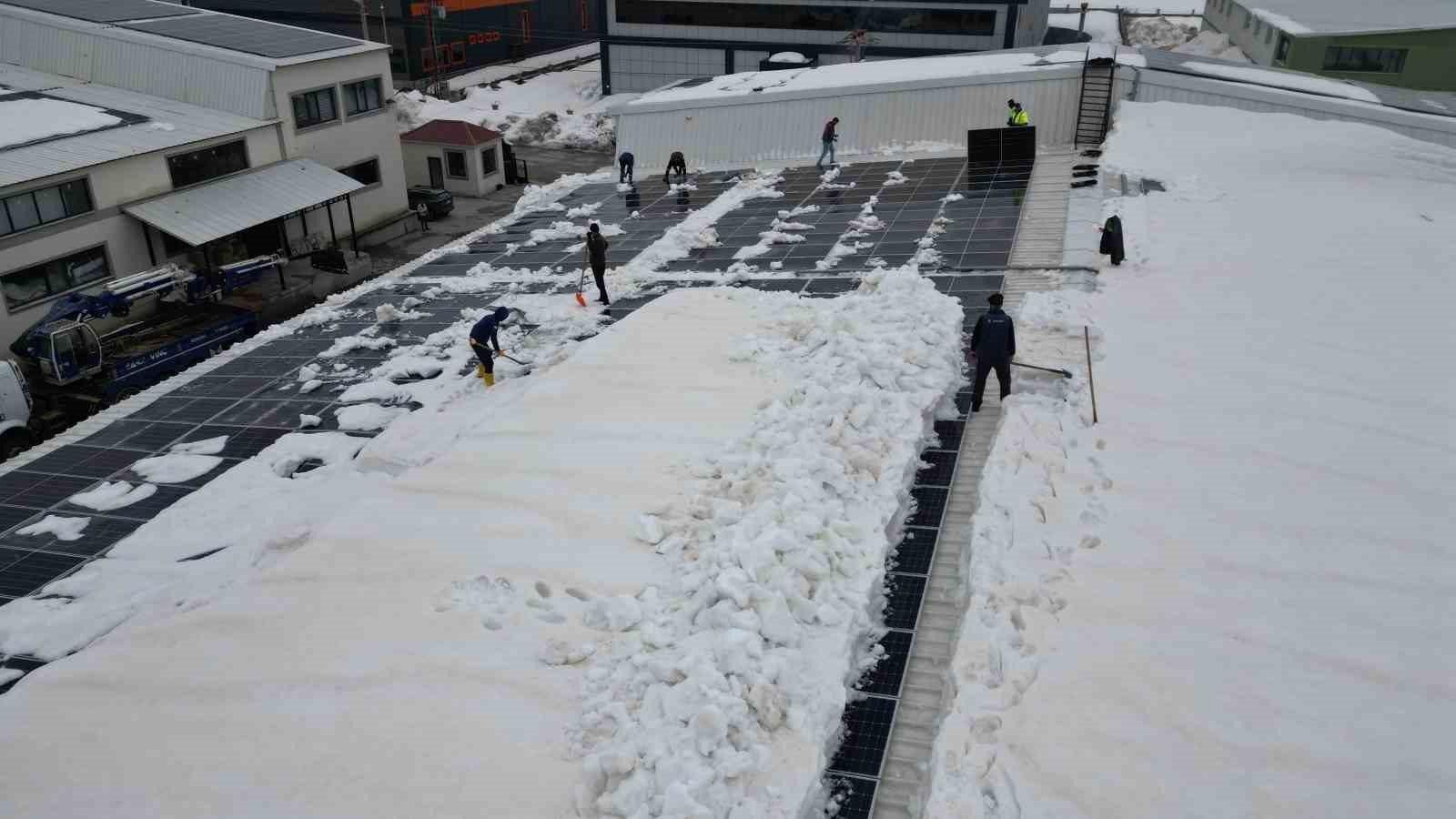 Bitlis OSB’deki çatıda kar yüküne karşı vinçli çözüm
