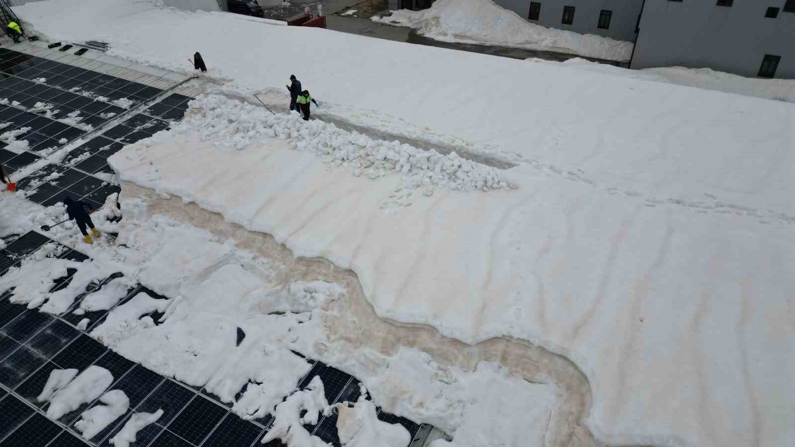 Bitlis OSB’deki çatıda kar yüküne karşı vinçli çözüm
