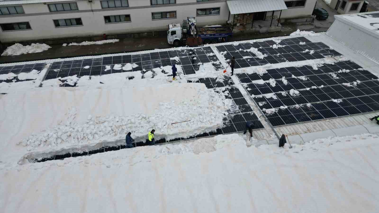 Bitlis OSB’deki çatıda kar yüküne karşı vinçli çözüm
