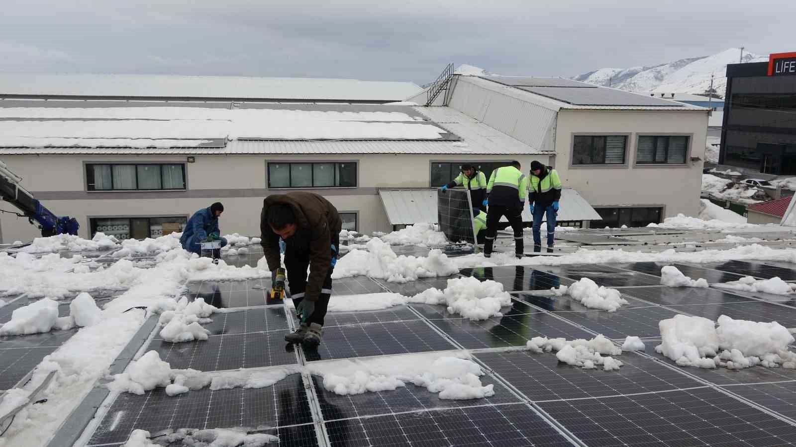 Bitlis OSB’deki çatıda kar yüküne karşı vinçli çözüm

