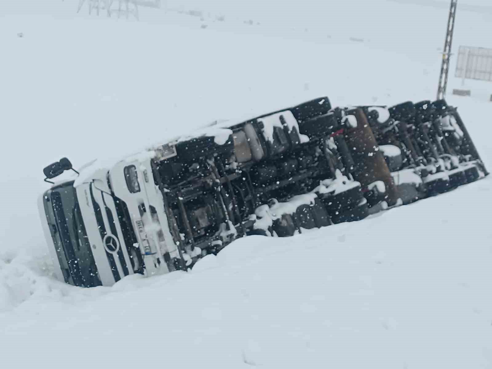 Bitlis-Tatvan yolunda maddi hasarlı tır kazası

