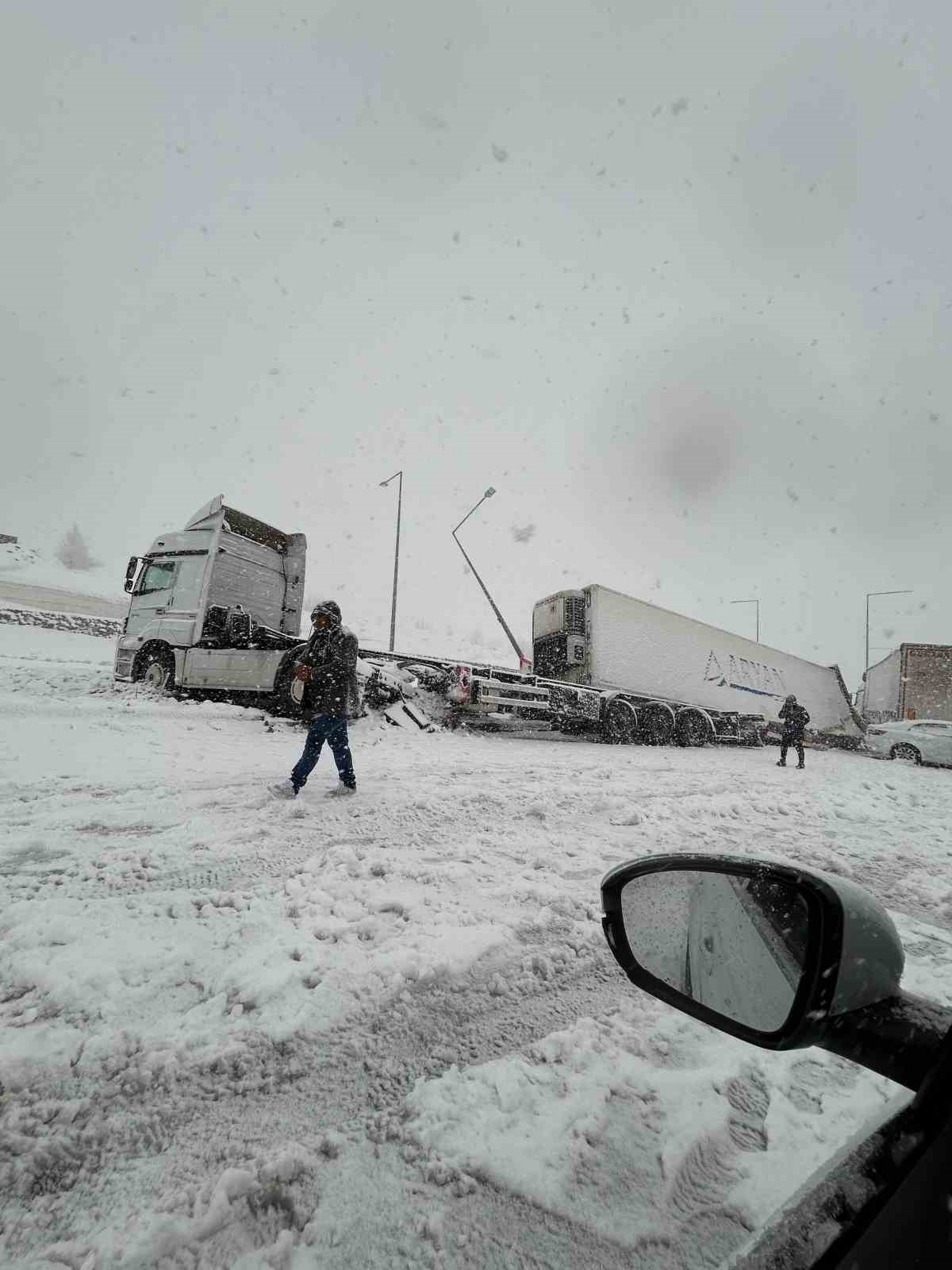 Bitlis’te 4 tır ve 2 otomobil çarpıştı: 5 yaralı
