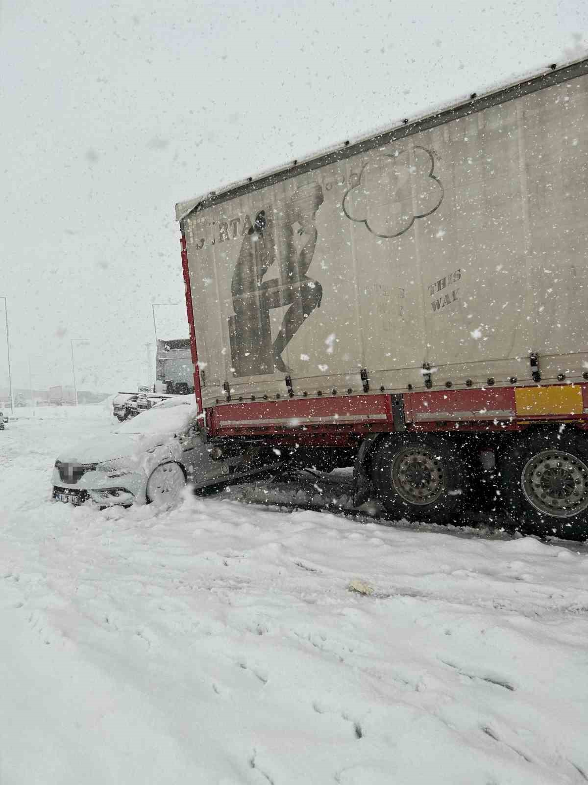 Bitlis’te 4 tır ve 2 otomobil çarpıştı: 5 yaralı
