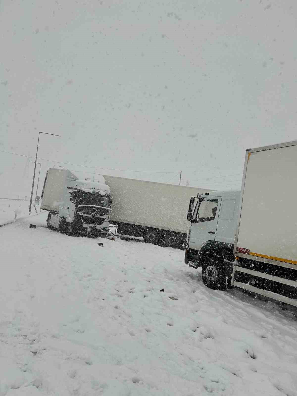 Bitlis’te 4 tır ve 2 otomobil çarpıştı: 5 yaralı
