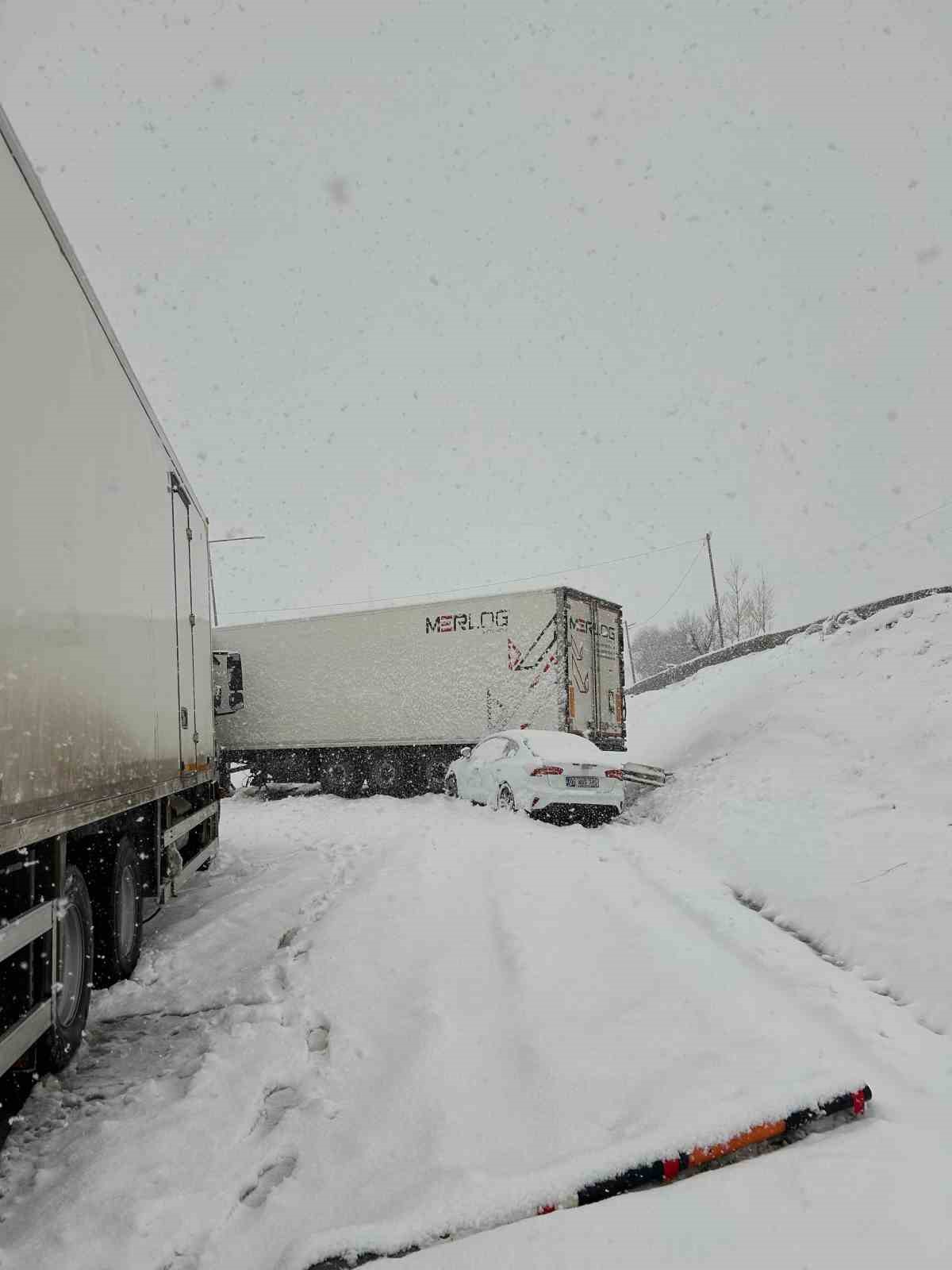 Bitlis’te 4 tır ve 2 otomobil çarpıştı: 5 yaralı
