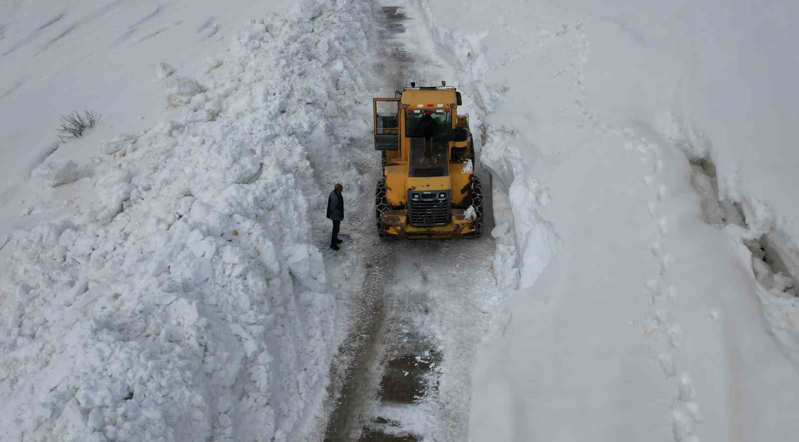 Bitlis’te 5 metreyi bulan karda yol açma çalışması
