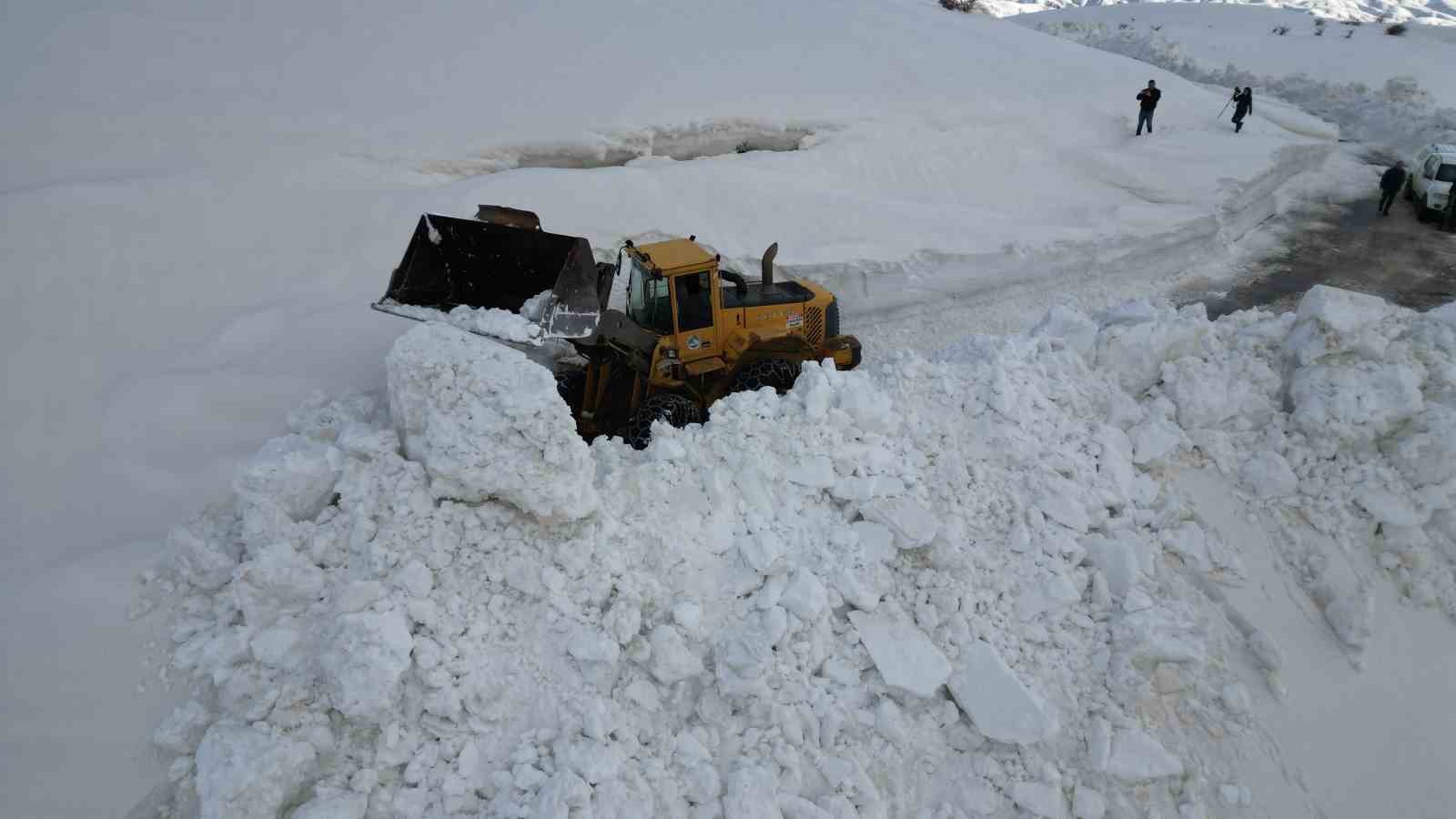 Bitlis’te 5 metreyi bulan karda yol açma çalışması
