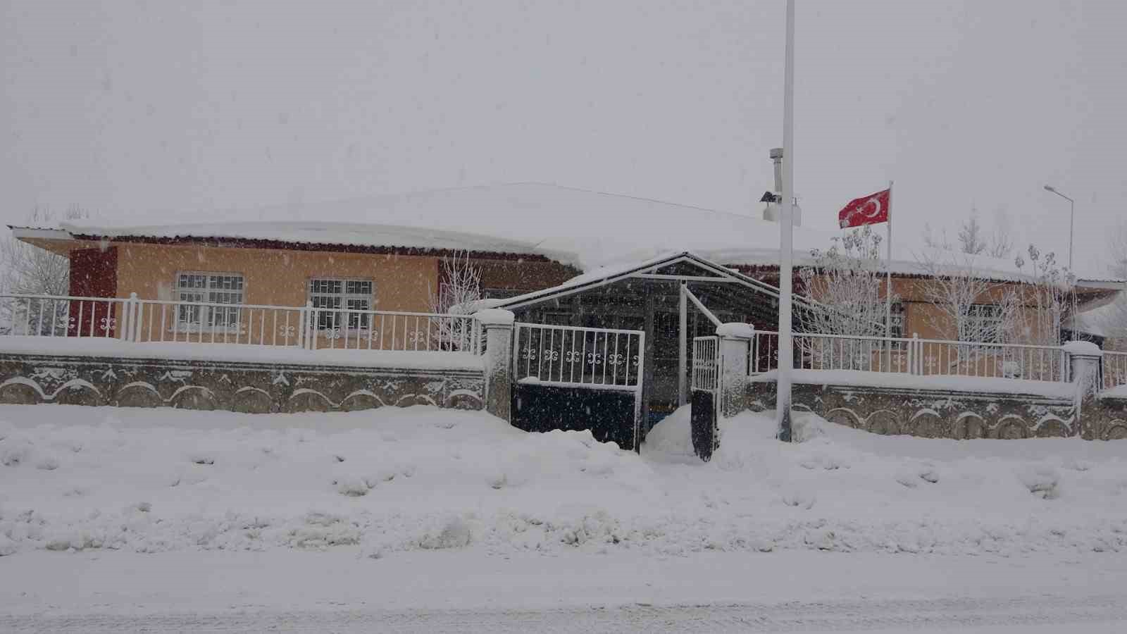 Bitlis’te 51 köy yolu ulaşıma kapandı
