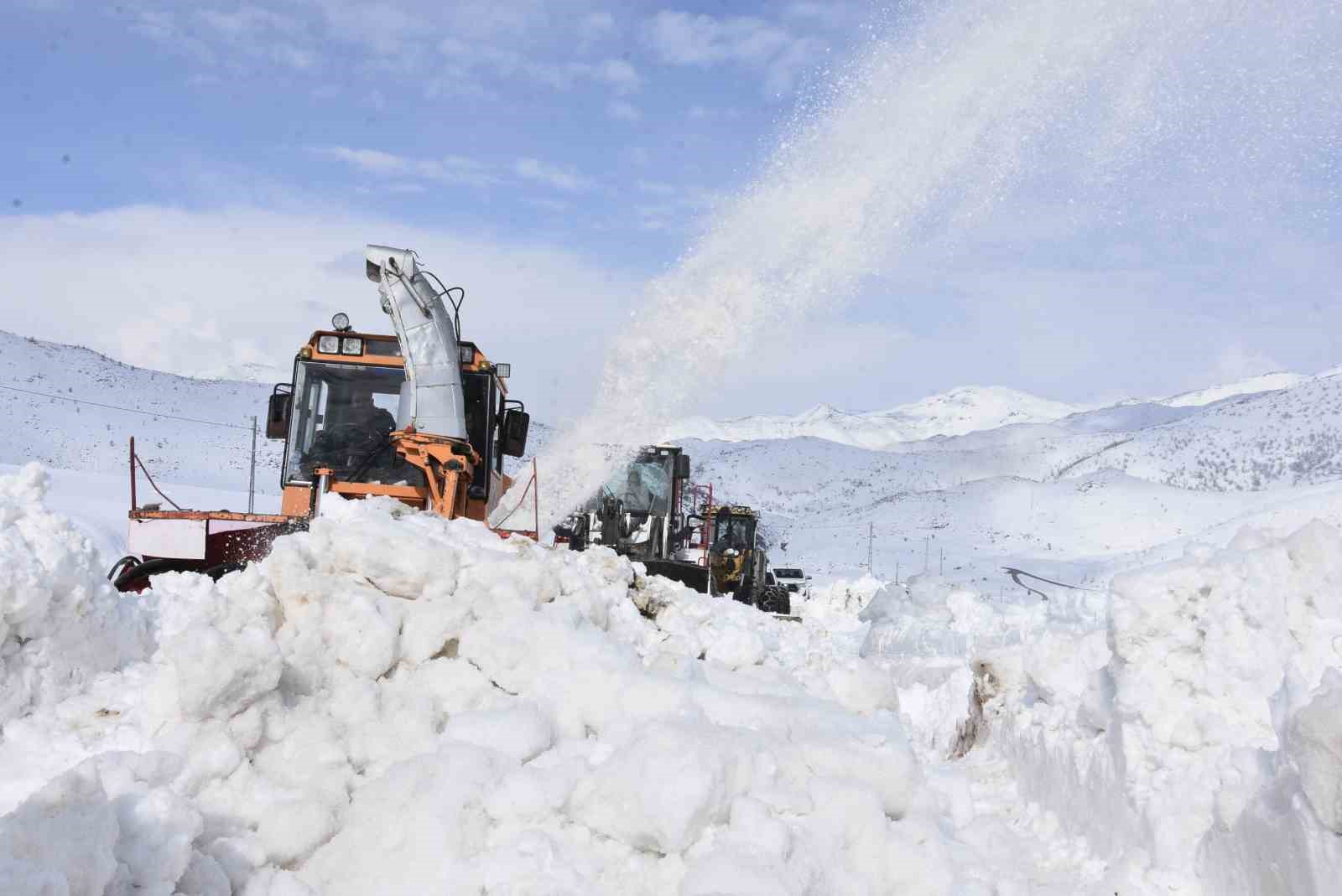 Bitlis’te 6,5 metrelik kar yağışına rağmen 20 bin kilometre yol açıldı
