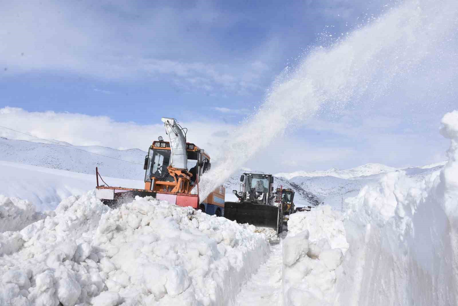 Bitlis’te 6,5 metrelik kar yağışına rağmen 20 bin kilometre yol açıldı
