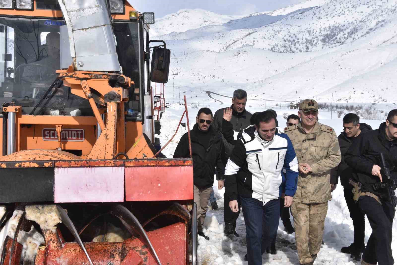 Bitlis’te 6,5 metrelik kar yağışına rağmen 20 bin kilometre yol açıldı
