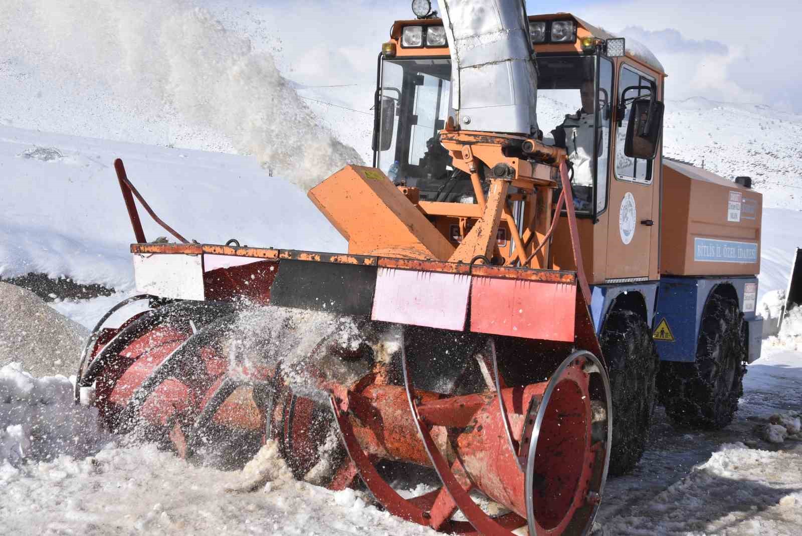 Bitlis’te 6,5 metrelik kar yağışına rağmen 20 bin kilometre yol açıldı
